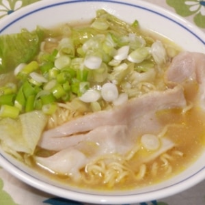 レタスとハムの醬油ラーメン